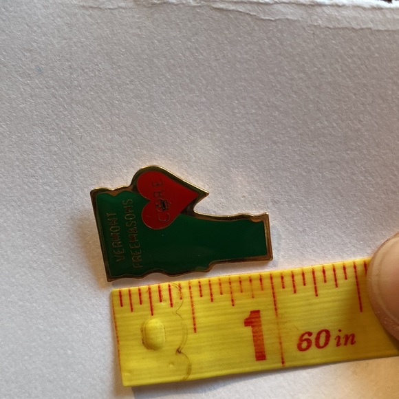 Vermont free mason pin care shaped like the state - Picture 2 of 2